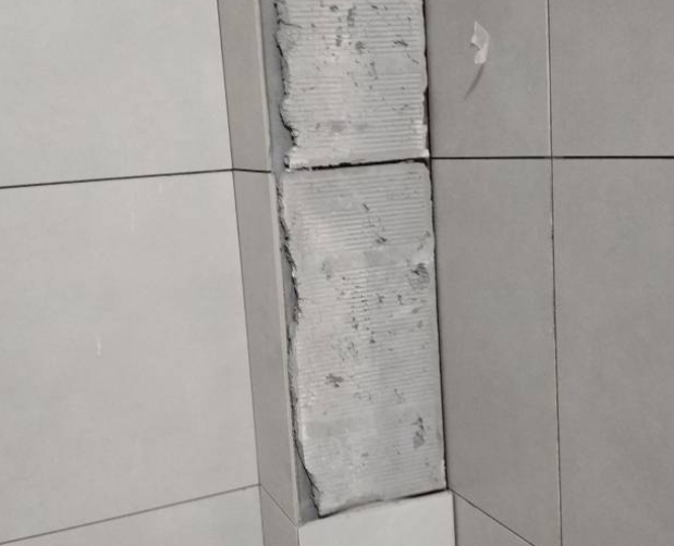 拉萨市瓷砖空鼓维修公司分享下瓷砖施工前基层浇水润湿程度不足，可能导致以下问题